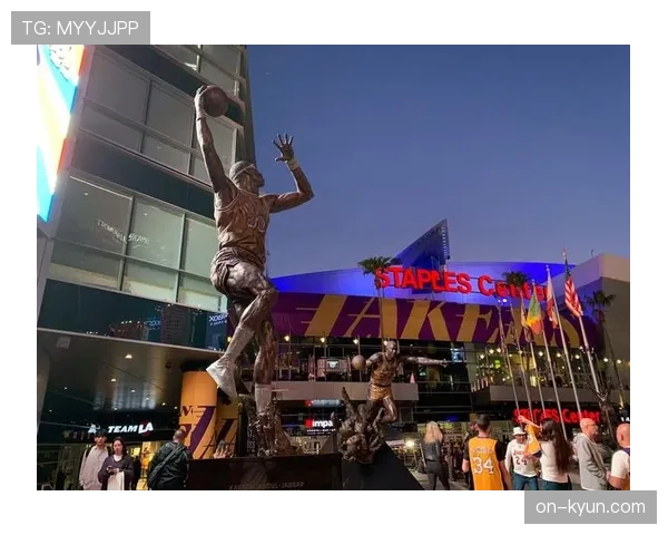 现场致敬：热火为球队名宿德维恩·韦德举行雕像揭幕仪式