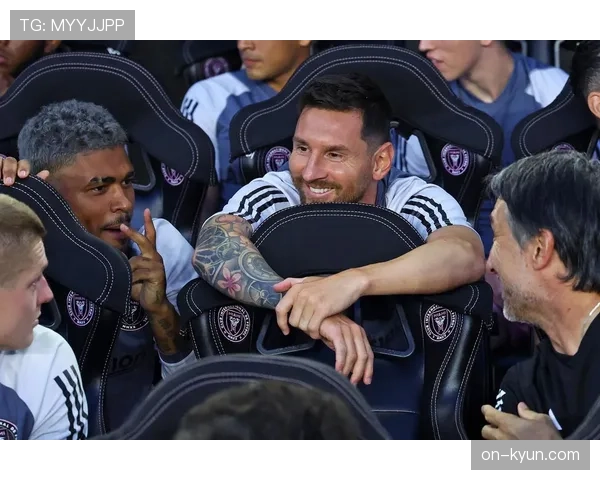 特写镜头：老将布斯克茨替补登场，诺坎普响起经久不息的掌声