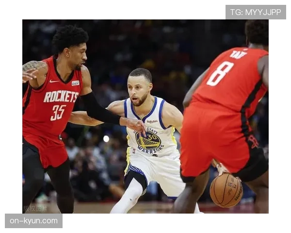 场边观察：勇士教练组手持平板，实时查看球员投篮热区变化图